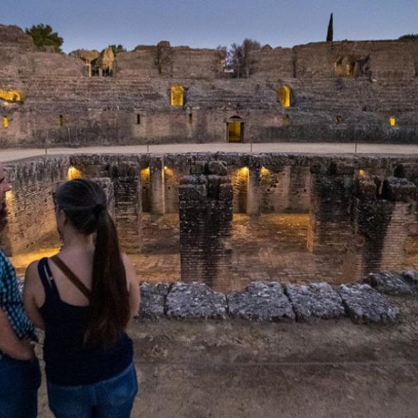 Itálica cuelga el cartel de completo en sus visitas nocturnas este verano
