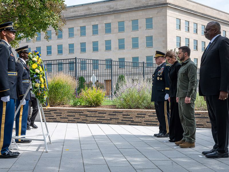 Joe Biden se reúne con el presidente de Ucrania mientras Estados Unidos envía un paquete de armas de 325 millones de dólares