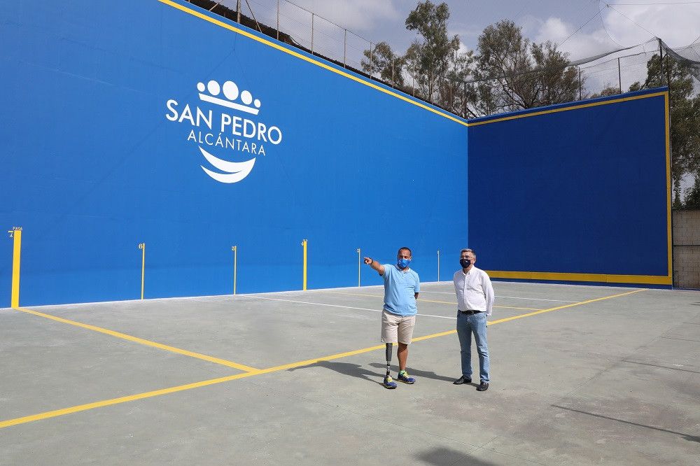 El Ayuntamiento finaliza la remodelación de la pista de frontón del complejo deportivo Elena Benítez de San Pedro Alcántara