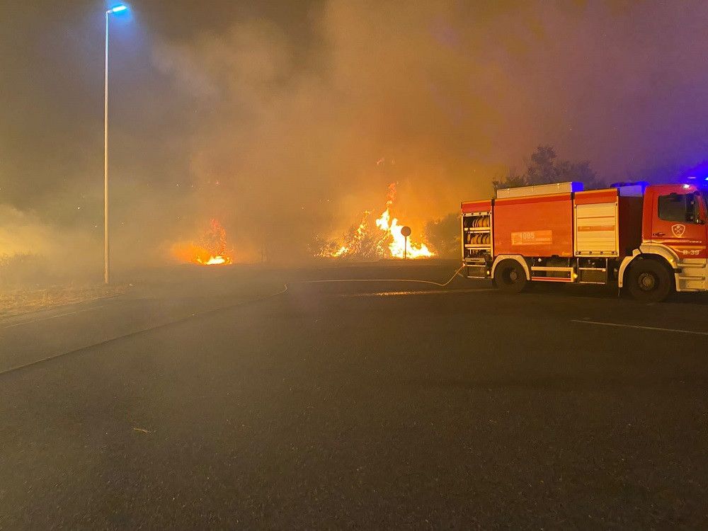 El Consorcio de Bomberos despliega veinticuatro efectivos y siete vehículos en el incendio que afecta a los municipios de Estepona, Genalguacil y Jubrique