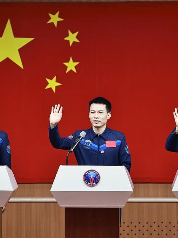 China lanzará mañana una nave espacial tripulada con destino a su estación espacial