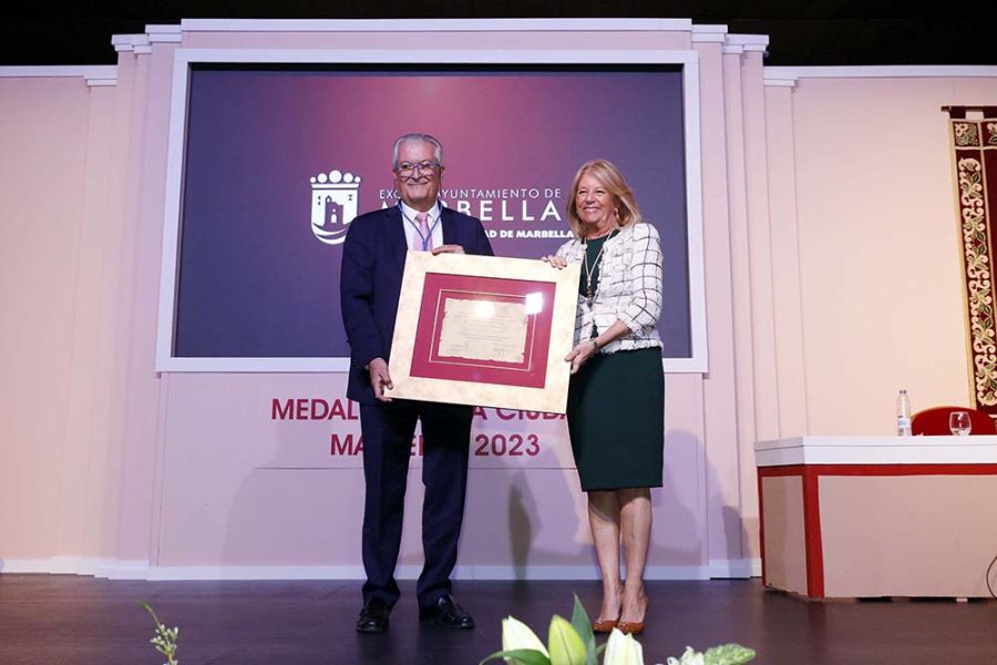Entregadas las Medallas de la Ciudad a la Hermandad del Rocío, a la asociación CADI y al empresario Cristóbal Parra