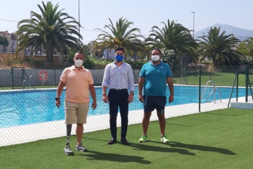 La piscina exterior del complejo deportivo de Fuente Nueva amplía su horario a los domingos por la tarde