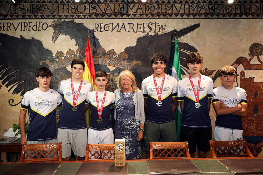 La alcaldesa felicita por sus éxitos a seis deportistas del Club Los Monteros Triatlón Marbella y a dos jugadoras de fútbol sala del CD Sampedreño Futsal