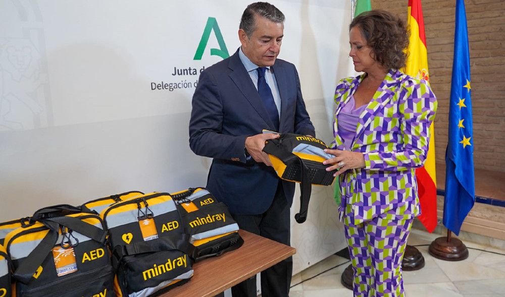 La Junta entrega desfibriladores y extintores para una Romería del Rocío segura
