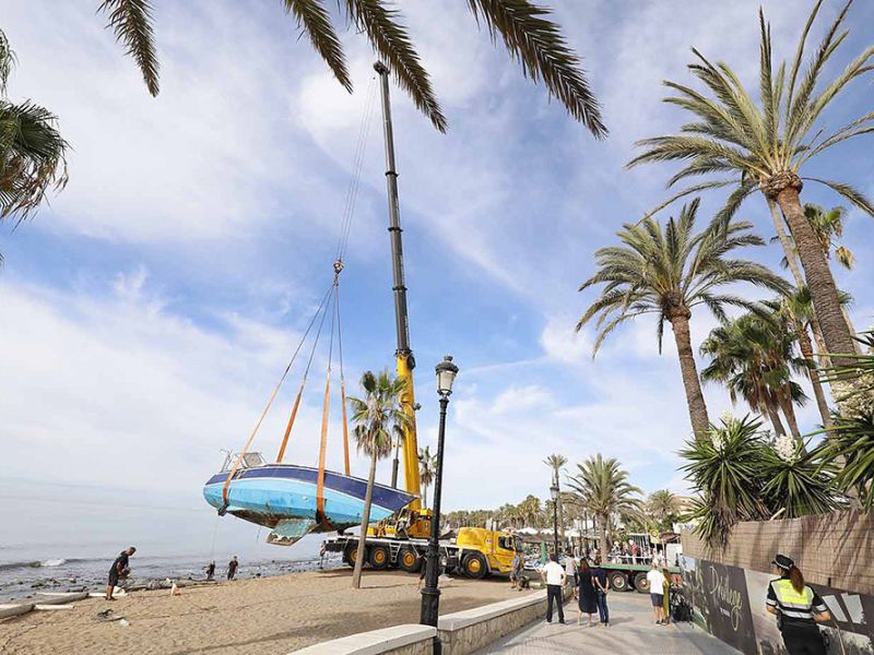 El Ayuntamiento retira el velero encallado en la playa de San Pedro Alcántara y lo traslada a una parcela municipal para su posterior desguace