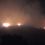 <p style="text-align: justify;">Un dispositivo formado por 120 bomberos forestales y cinco autobombas trabaja en las labores de extinción.</p>
 
<p style="text-align: justify;">El vicepresidente primero y consejero de Presidencia, Sanidad y Emergencias, Antonio Sanz, ha activado esta mañana la fase de emergencia, situación operativa 1, del Plan de Emergencia por Incendios Forestales de Andalucía (Plan Infoca) en la provincia de Málaga ante la evolución del incendio forestal declarado ayer en Igualeja.</p>
<p style="text-align: justify;">La dirección de la emergencia ha ordenado como medida preventiva el confinamiento del municipio de Igualeja. Asimismo, permanece cortada totalmente al tráfico la carretera MA-7304 entre los puntos kilométricos 0 y 7, en Parauta. También tiene el tráfico interrumpido la carretera del Coto debido a los trabajos de extinción, se trata de la vía que enlaza la MA-7300 con la A-397.</p>
<p style="text-align: justify;">Durante la madrugada también se ha procedido al desalojo preventivo de una vivienda en la que se encontraban tres personas.</p>
<p style="text-align: justify;">El incendio se declaró a las 22:19 horas de ayer sábado en las proximidades del paraje Mirador de Igualeja. Desde ese momento se movilizaron efectivos del Plan Infoca y el dispositivo se ha ido ampliando durante la madrugada en función de la evolución del fuego.</p>
<p style="text-align: justify;">En estos momentos trabajan en las labores de extinción 120 bomberos forestales, una Brigada de Refuerzo contra Incendios de la Comunidad Autónoma (BRICA), cuatro técnicos de operaciones (TOP), un técnico de extinción (TEX), un subdirector del Centro Operativo Provincial (COP), dos técnicos de logística y dos agentes medioambientales.</p>
<p style="text-align: justify;">El operativo se completa con cinco autobombas, una Unidad Móvil de Meteorología y Transmisiones (UMMT), un módulo de oficina técnica (MOT) y una Unidad Médica de Incendios Forestales (UMIF).</p>
<p style="text-align: justify;">A las 08:00 está prevista la incorporación de cinco medios aéreos: un helicóptero ligero, un helicóptero pesado, 2 aviones de carga en tierra y el avión de coordinación.</p>
<h3 style="text-align: justify;">El viento condiciona los trabajos de extinción</h3>
<p style="text-align: justify;">Las condiciones meteorológicas están condicionando las labores de extinción. El análisis preliminar elaborado por la Unidad Técnica de Análisis del Fuego (UTAF) durante la noche recogía vientos de entre 30 y 35 kilómetros por hora, con rachas de entre 50 y 60 kilómetros por hora.</p>
<h3 style="text-align: justify;">Recomendaciones a la población</h3>
<p style="text-align: justify;">Emergencias insiste en la necesidad de seguir en todo momento las indicaciones de los servicios de emergencia y de las autoridades. Las personas que se encuentren en Igualeja deben permanecer confinadas y cerrar puertas y ventanas para evitar la entrada de humo en las viviendas.</p>
<p style="text-align: justify;">Se recomienda evitar cualquier desplazamiento por la zona afectada, no acercarse al incendio y mantener libres las vías para facilitar el trabajo y el movimiento de los vehículos de emergencia.</p>
<p style="text-align: justify;">También se debe mantener la comunicación en todo momento y ante cualquier emergencia llamar al 1-1-2.</p>