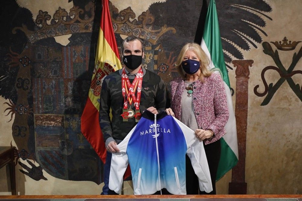 La alcaldesa subraya que el atleta local Jorge Otalecu “encarna los valores del deporte que queremos promocionar a través del programa de patrocinio Marca Marbella”