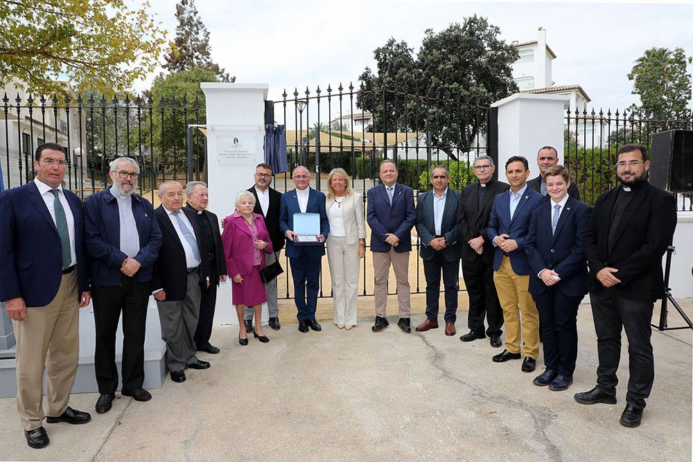El Ayuntamiento rinde homenaje al párroco Antonio Jesús Carrasco dándole su nombre a unas nuevas pistas de petanca en Las Chapas