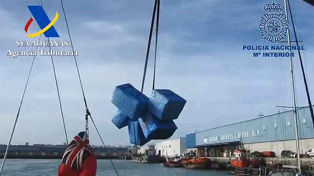 Intervenido en la bahía de Cádiz un velero cargado con más de cuatro toneladas de hachís con destino a Sudamérica