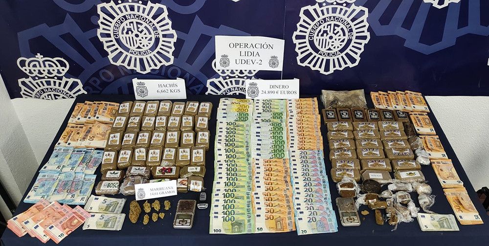 La Policía Nacional detiene a ocho personas al desarticular un punto de venta de drogas en dos inmuebles de Mijas (Málaga)