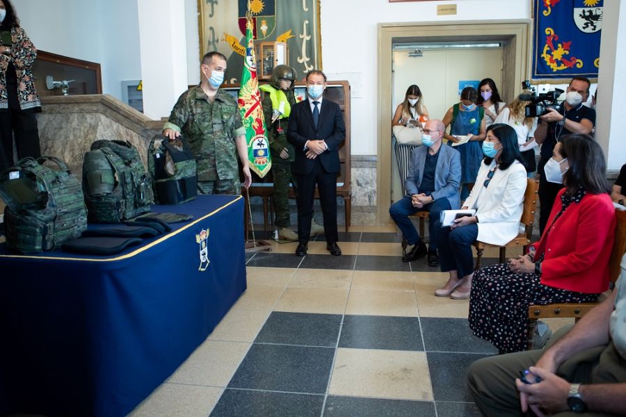 El Ejército dispone ya del nuevo chaleco antifragmentos diseñado para el personal femenino