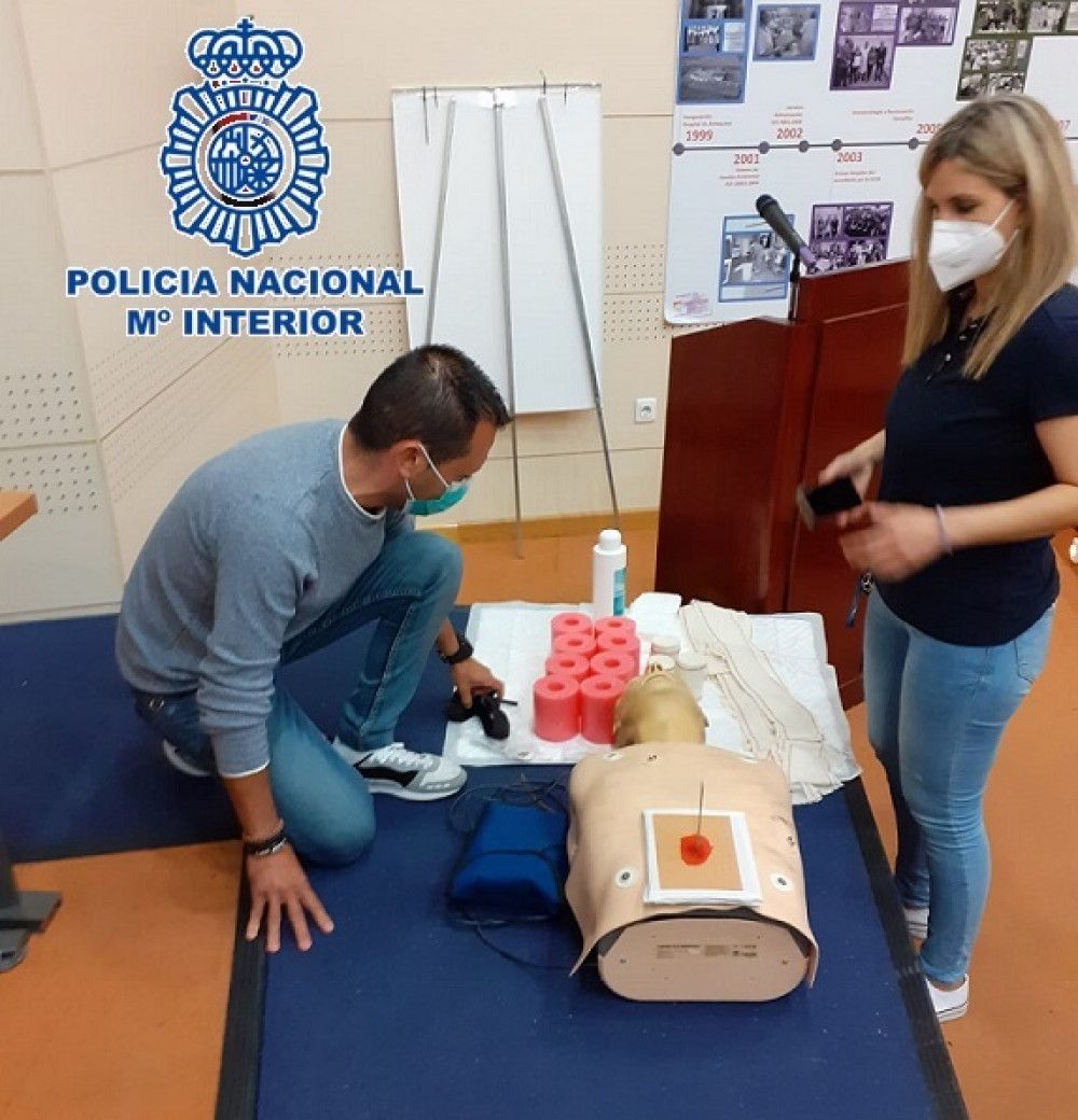 La Policía Nacional recibe formación para atender a heridos graves por armas blancas y de fuego en el Hospital Comarcal de Antequera
