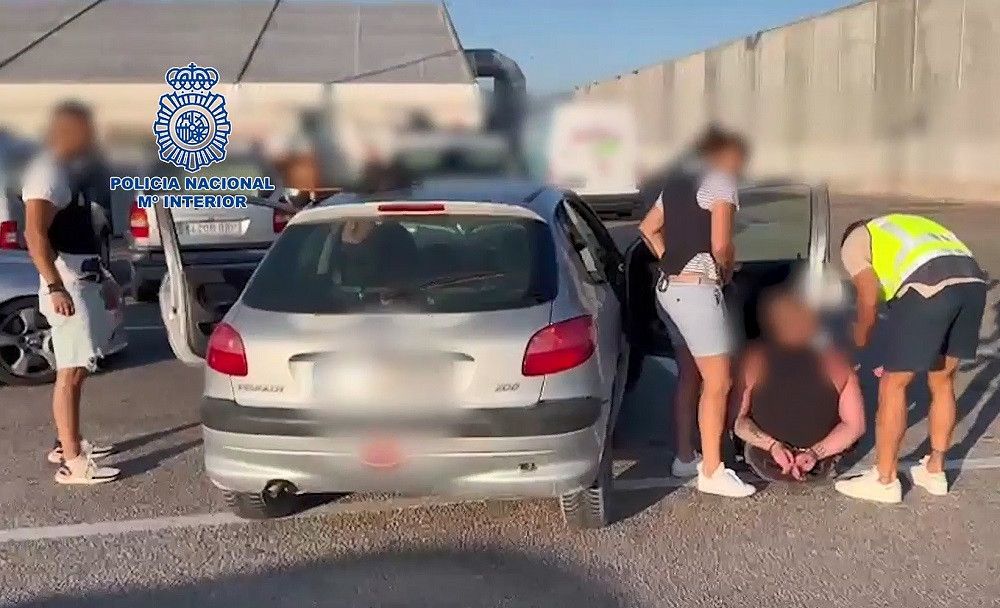 La Policía Nacional detiene en Alicante a un peligroso fugitivo buscado por torturar a dos personas
