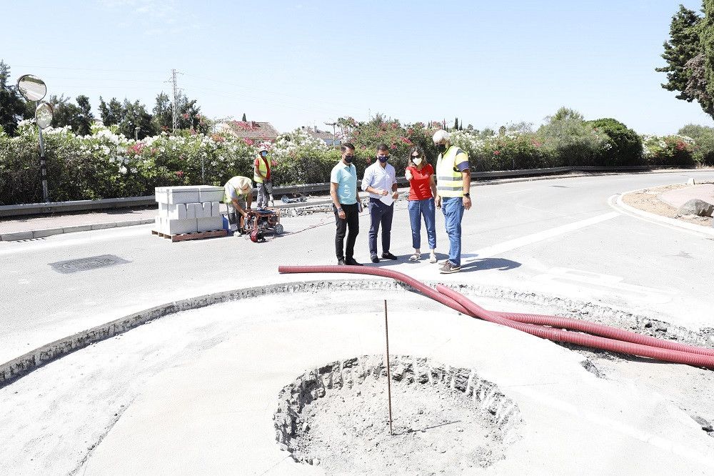 El Ayuntamiento mejora la seguridad vial en el Camino de Los Manchones con actuaciones en tres rotondas