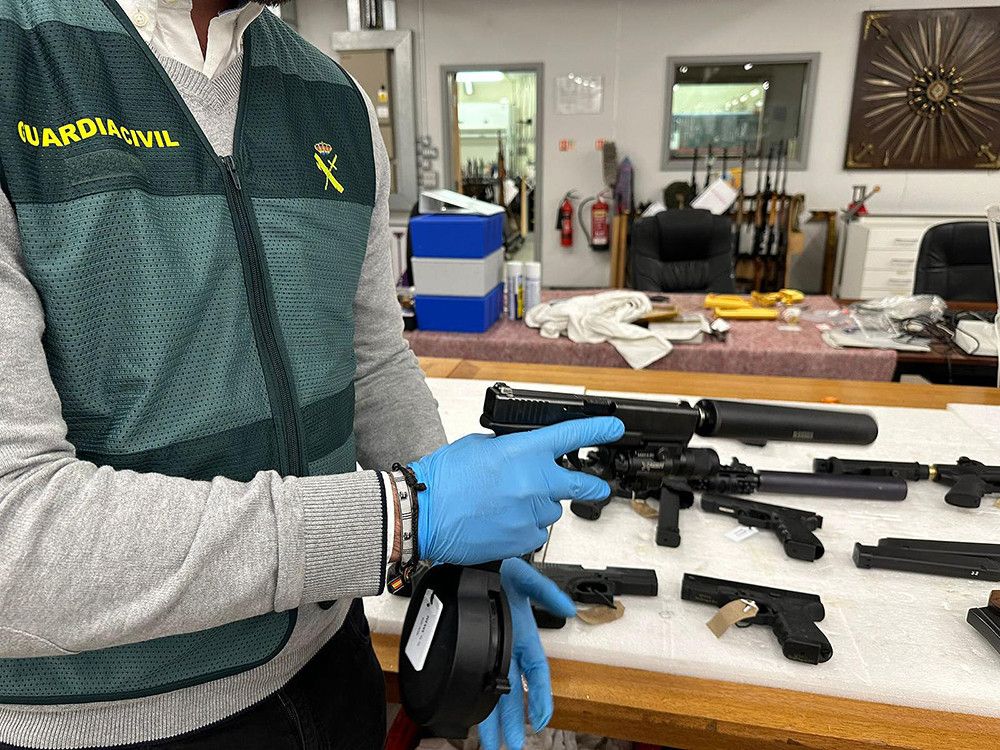 La Guardia Civil da un golpe al tráfico internacional de armas con más de 760 armas incautadas y 80 personas detenidas