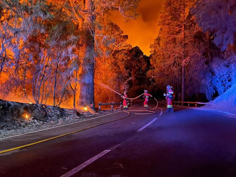 El incendio de Tenerife se agrava y obliga a evacuar a más de 4.500 residentes