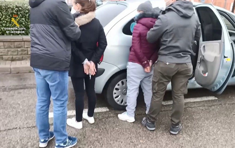 La Guardia Civil desmantela un grupo dedicado a estafar a personas mayores a las que colocaban geolocalizadores
