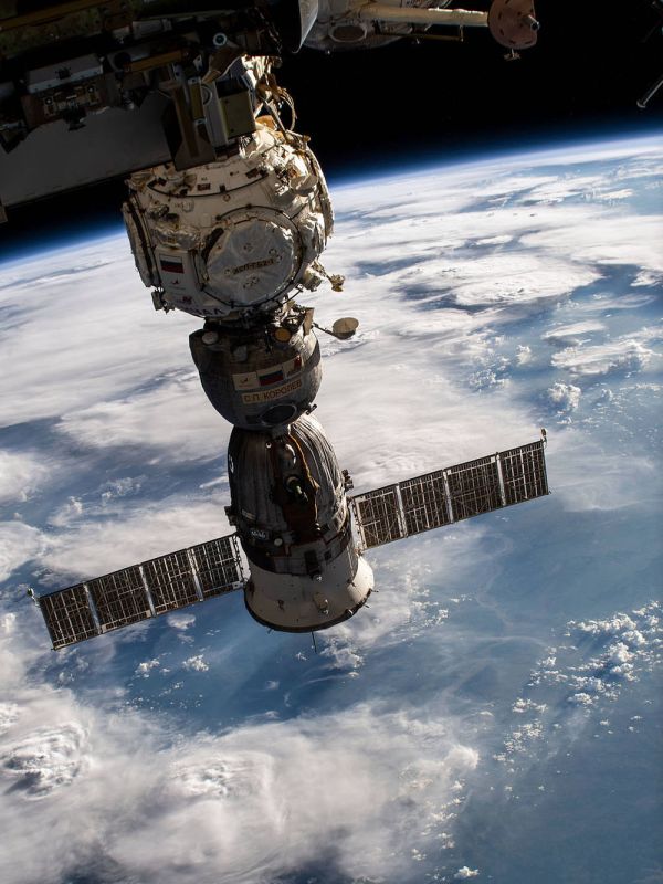 La nave espacial Soyuz MS-21 vuelve a la Tierra desde la Estación Espacial Internacional