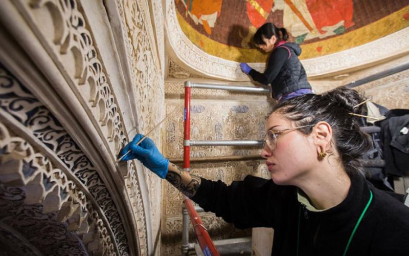 Continúa la intervención en las yeserías interiores de las alcobas laterales de la Sala de los Reyes