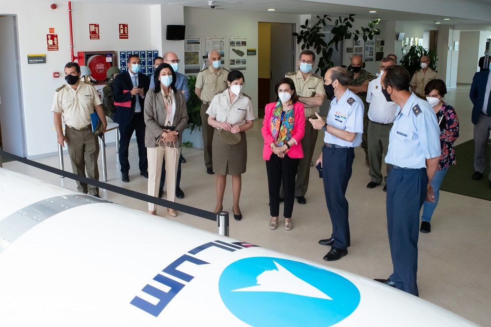 La ministra de Defensa se ha interesado por los últimos desarrollos militares del INTA