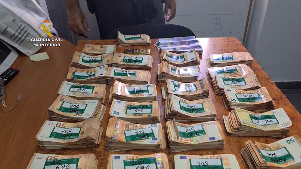 La Guardia Civil desmantela un grupo criminal que blanqueaba el dinero obtenido por el tráfico de cocaína comprando fincas de aguacates y obras de arte