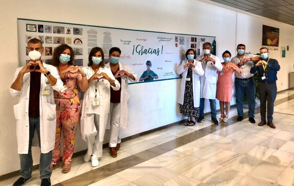 El Hospital Costa del Sol instala un panel homenaje a las víctimas de la covid-19 con mensajes solidarios de la ciudadanía a pacientes ingresados y profesionales