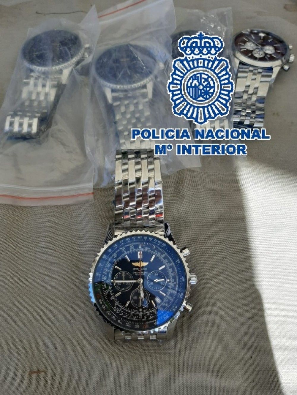 La Policía Nacional interviene 326 relojes falsificados en la inspección de un mercadillo en Estepona