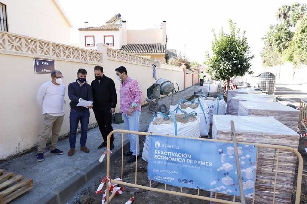El Ayuntamiento ejecuta obras de remodelación en la calle La Parra que incluyen la creación de acerado y de cinco nuevos aparcamientos