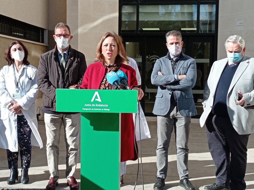 La delegada de la Junta en Málaga afirma que quien permitió el deterioro de la sanidad malagueña “no está legitimado para coger la pancarta”