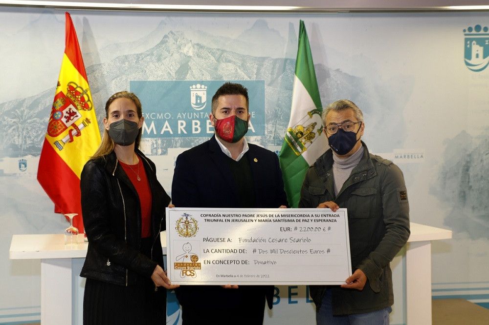 La Fundación Cesare Scariolo recibe un cheque de 2.200 euros obtenidos en el torneo de golf solidario organizado por la Cofradía La Pollinica’