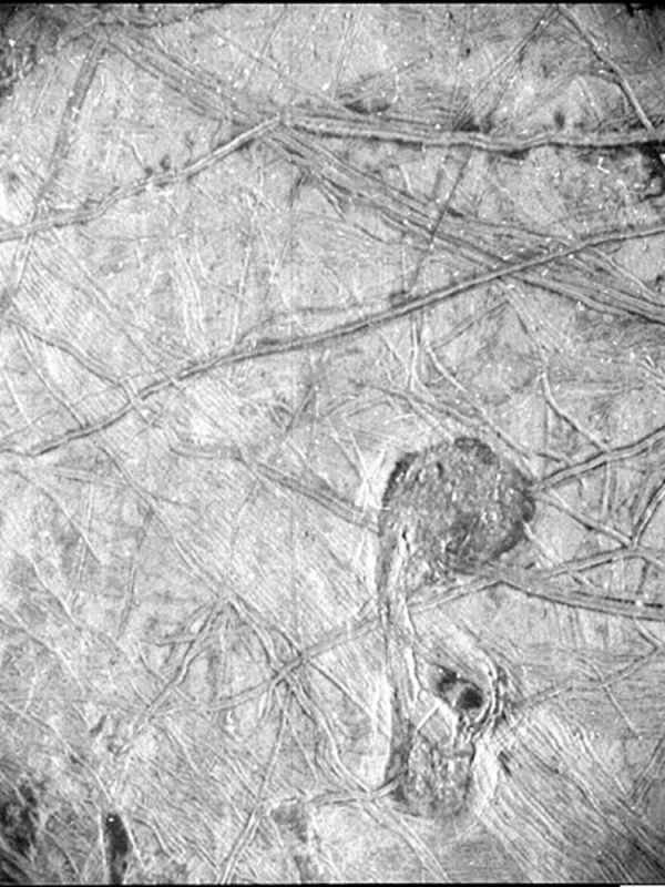 Juno capta una espectacular imagen de alta resolución de un primer plano de la luna Europa