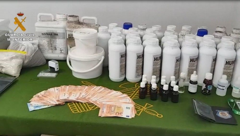 La Guardia Civil desmantela un laboratorio de medicamentos fabricados artesanalmente con fertilizantes para uso agrícola