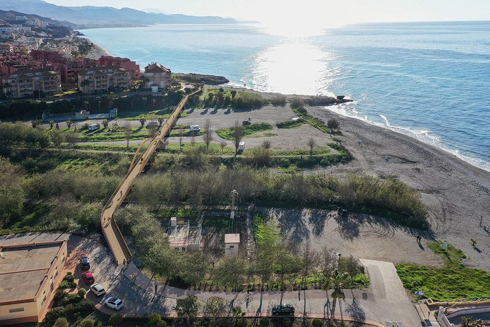 La Diputación destina 1,2 millones a la Senda Litoral en Torrox, donde construirá una pasarela de madera de 165 metros