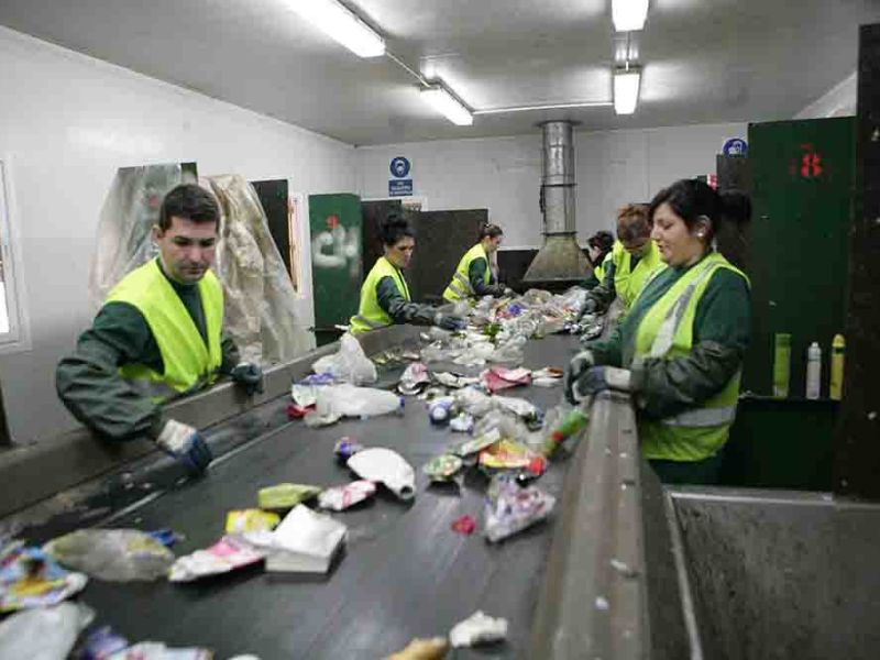 Marbella registra durante el verano un aumento de 43 toneladas en el reciclaje de envases y 39 en el del papel respecto al período estival de 2022