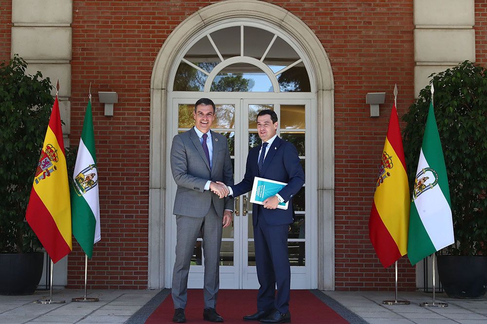 Moreno entrega a Sánchez un documento con 86 reclamaciones de Andalucía al Gobierno central
