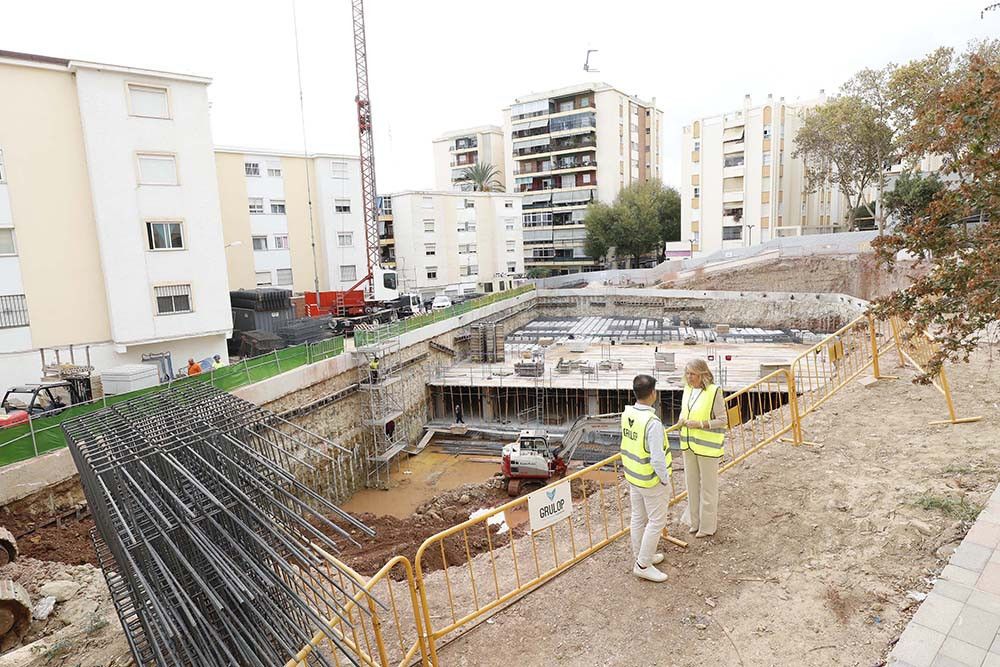 El aparcamiento subterráneo de la calle Doha, que habilitará 167 plazas nuevas en la zona al precio de 1 euro al día, se encuentra al 50 por ciento de su ejecución