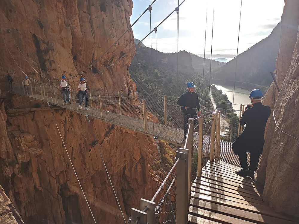 Unas 600 personas visitan el Caminito del Rey en su reapertura con un recorrido circular provisional