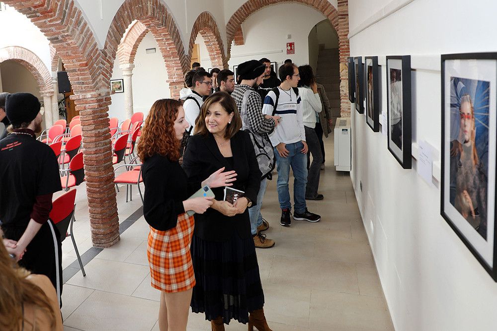El Ayuntamiento cede el espacio expositivo del Hospital Real de la Misericordia al instituto Guadalpín para dar visibilidad a las fotografías de sus alumnos