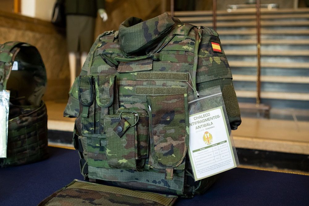 El Ejército dispone ya del nuevo chaleco antifragmentos diseñado para el personal femenino