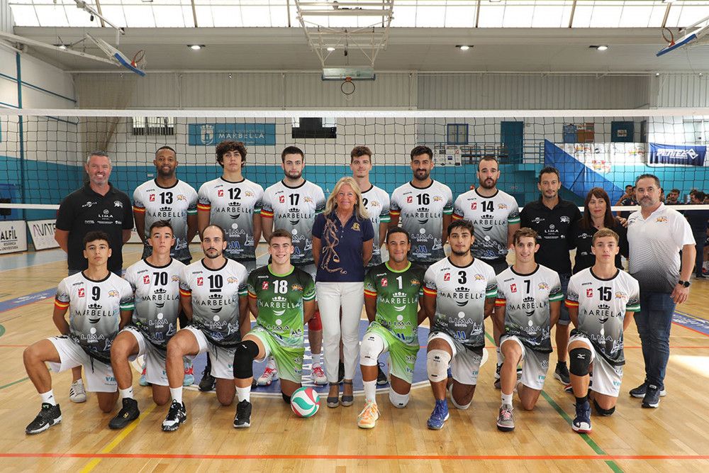 La alcaldesa destaca el “gran nivel” del CD Costa del Voley de Marbella en todas las categorías y el “enorme esfuerzo” para impulsar la cantera