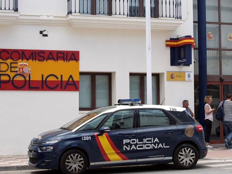 La Policía Nacional detiene en Estepona a un hombre tras rociar con gasolina a su pareja y prender fuego a la vivienda con ella dentro