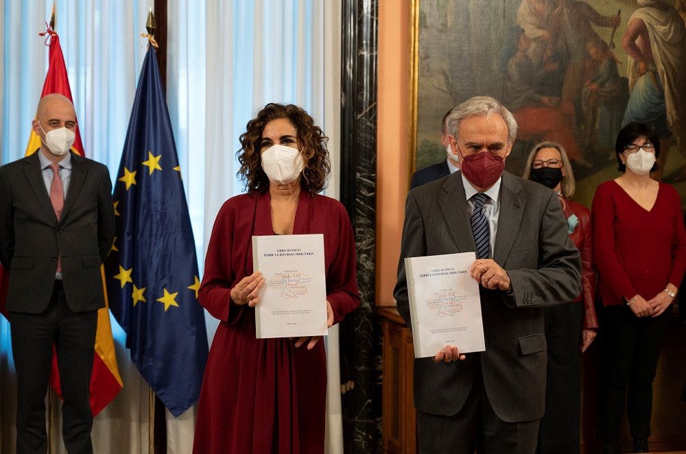 La ministra de Hacienda recibe el Libro Blanco que recoge las sugerencias del comité de expertos en materia fiscal