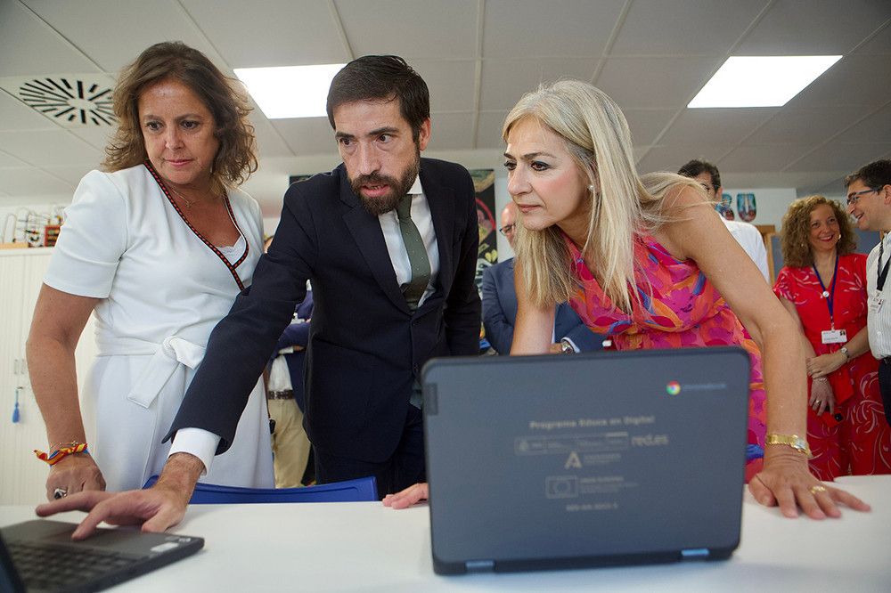 La Junta refuerza los recursos de las Aulas Hospitalarias de Málaga con 54 dispositivos portátiles