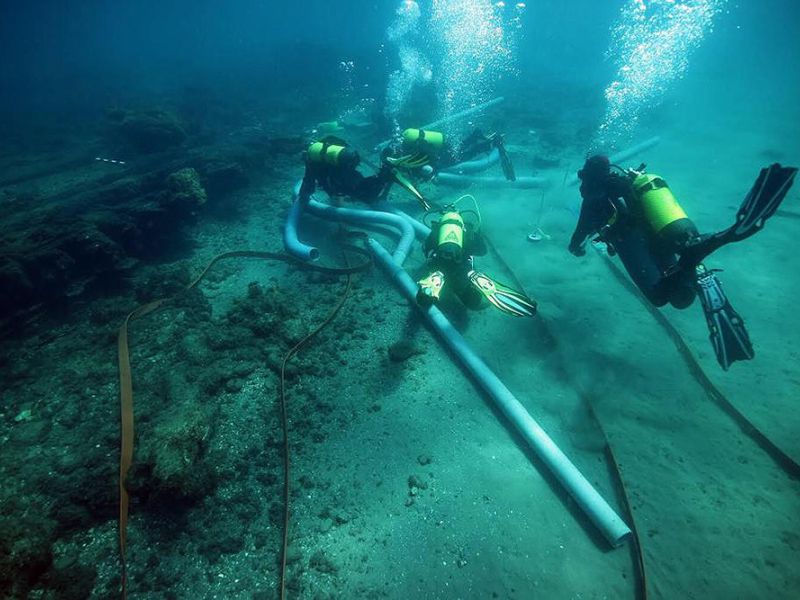 Técnicos del Centro de Arqueología Subacuática analizan los restos de un navío hundido frente a la playa de San Pedro Alcántara, en Marbella