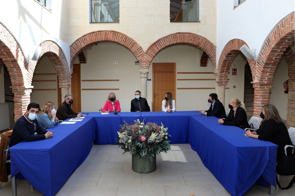 El Ayuntamiento respalda a la Hermandad de la Virgen del Carmen en su proceso para conseguir que la Patrona de Marbella sea coronada canónicamente
