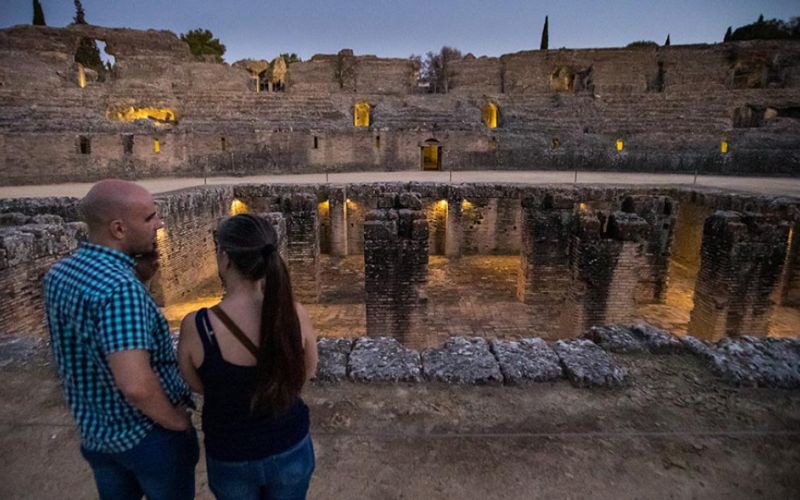 Itálica cuelga el cartel de completo en sus visitas nocturnas este verano