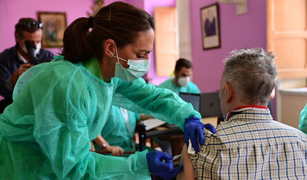 Mañana comienza en Andalucía la campaña de vacunación 2023-2024 contra la gripe y el covid
