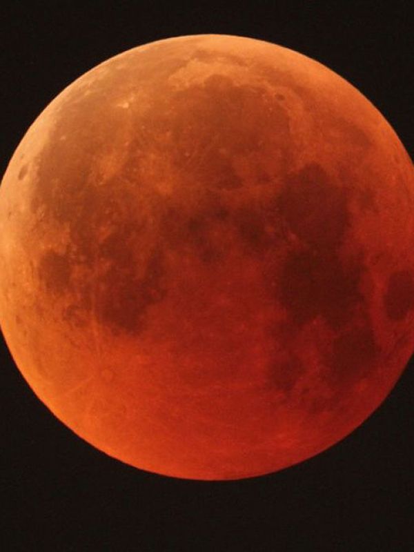 El último eclipse lunar total en tres años se producirá mañana martes, aunque no se verá en Europa