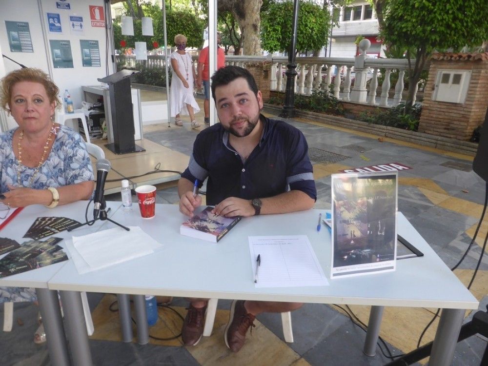 Jesús Prieto presentó en la Feria del Libro su última obra, "Historias de la Confederación II. La sombra de las tres cruces"
